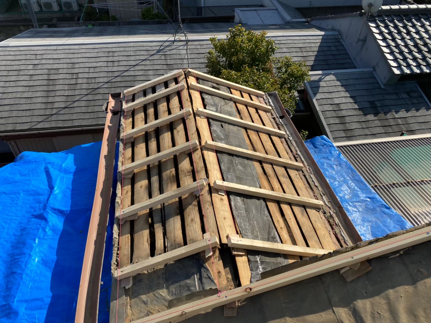 細めの補強垂木で不陸調整